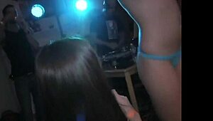 College-Mädels mit perfekten Körpern benutzen Dildos beim Outdoor-Lesbenfick auf Party