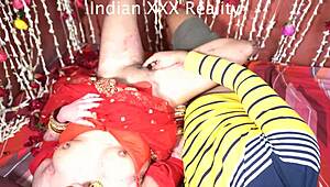 Ohh, die enge Fotze der indischen Desi-Stiefmom fühlt sich missionary so geil an!