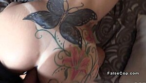 Лъжеполицай спира аматерка с големи цици за твърд офисов анален чукане 😈🍑