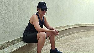 That tough soccer girl lost the bet to her mechanic buddy and paid up with her juicy ass on camera