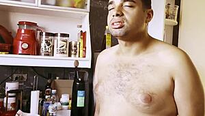 cozinhando e metendo no cuzinho dela enquanto ela geme alto