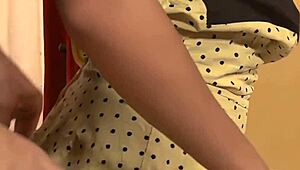 Алисия дразни стегнатата си путка преди мускулест мъж да я чука жестко