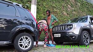 Valet MILF'in ıslak ağzını sokak ortası yara ile dolduruyor