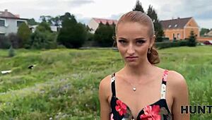 Typ holt langehaarige tschechische Freundin auf Ranch für harten Outdoor-POV-Fick beim Cuckold-Zuschauer