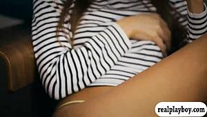 Sexig brunett tjej fingrar rakad fitta och stönar hårt i solo på sängen