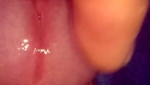 Fantič mehko drka, medtem ko misli nate