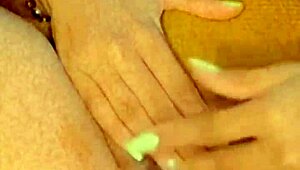 Latina licks pussy and clit in hot cunilingus.