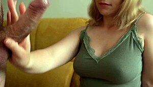 Блондинка приятелка бавно дразни огромен хуй с ръчна работа преди да му развали оргазма