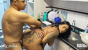 Eu gozei no cuzinho da empregada latina rabuda e peituda