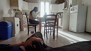 Cerșește muie dar primește handjob în clip amateur italian