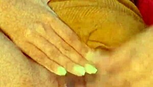 Latina licks pussy and clit in hot cunilingus.