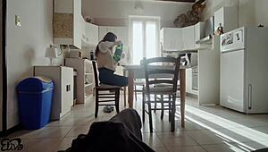 Prosi o minetu ale dostane handjob v talianskom amatérskom klipu?