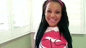 Stacey 19 ani răsfățată suge pula mea monstru uriașă în POV adânc apoi înghite jet masiv de spermă