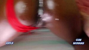 זוג שחורות חמות כורעות במכנסונים אדומים לכרימפי אנאלי בקומפילציה