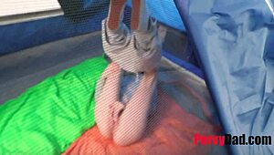 Хей, забавен къмпинг с стеptid Mercedes Mac и Jay Rock