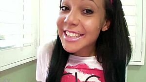 Stacey 19-letnia laska ssie mojego potwornego kutasa POV głęboko i połyka spermę