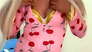 Sexy Trans in rosa Pyjama bereit zum Necken und Verführen!