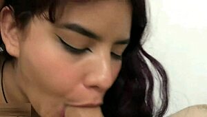 Süße skinny Stiefschwester bläst und spielt mit Stiefbruders Schwanz dann Doggy Creampie