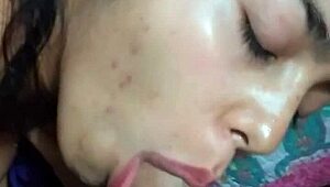 me la chupa rico mientras vemos series con su verga enorme