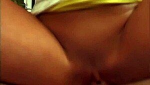 Tânără 18+ Lauren Phoenix își desfăce curul și suge profund două puli în dresuri