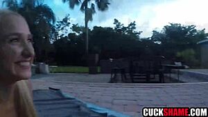 Съпруг гледа как съпругата споделя край басейна със странни голям член