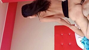 Młoda macocha z wielką dupą błaga o kutasa pod swoją dziwką spódniczką