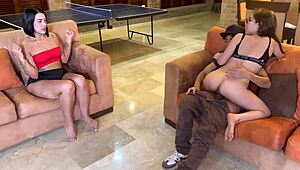 Чуках партньорката по размяна, докато родителите на стъп-сестрата не са у дома