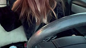 Italijanska milf Artemisia Love razgalja velike sočne sise in bradavice na vroči solo vožnji z avtom