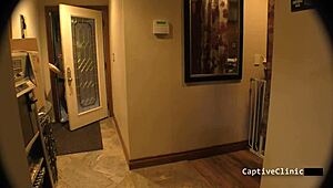 Ciekawe, co Jewel wyprawia jako pielęgniarka w POV z kajdankami i klapsami dla pacjenta?