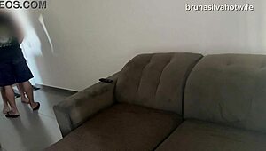 Moglie brasiliana Bruna Silva si fa inculare forte mentre il marito lavora stile cornuto