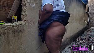 Стойчест татко хваща пушащата студентка и чука големите й цици путка