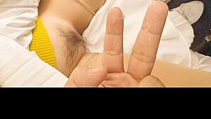 Тази виетнамска тийн 18+ мокра путка се пръства силно по време на полет от мен в самолета