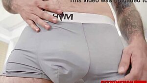 Cum îmi place cum bărbatul cu barbă îi linge curul negru al Tori Montana în joacă unsă murdară