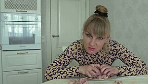 представи си да се подчиниш на нейната ворарефилия доминация с лигаво език фетиш ролева?