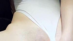 Hej, ta lepa Kitajka tako vroče razkazuje velike joške