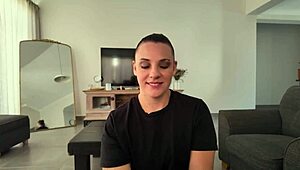 Стъпмамата чува за горещото ново лечение за лице и моли стъпсина да я покрие с него