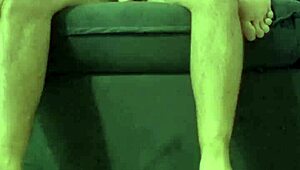 essa novinha adora sentar gostoso na rola, olha essa bucetinha piscando pra você...
