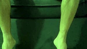 essa novinha adora sentar gostoso na rola, olha essa bucetinha piscando pra você...