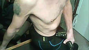 Wow, watch this skinny old babe stretch bound in tight leggings with massage gun!