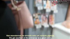 Ρουφάει πούτσες αγνώστων καταπίνει σπέρμα και φιλάει κορνούτο στο gloryhole