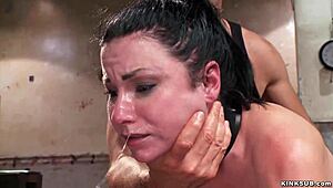 Вързана бюстова курва й чукат гърлото дълбоко в луда гангбанг