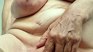 moden milf fjerner lingeri frister store patter legetøj glat fisse closeup 😏