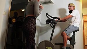 Na urodziny wygiąłem przyrodnią siostrę na dworze na pieska, potem ujeżdżała mnie kowbojką