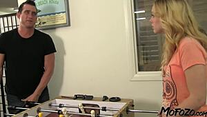 Татко, циците на твоята 18г. курва подскачат при лепкаво ръчно