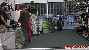 Скрита камера хваща чернокожа да смуче чудовищен хуй после я трае пешкаджията