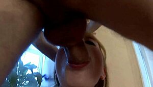 Чукам горещата блондинка тийнка 18+ тъщичка догги каубойка с разтягане на путката