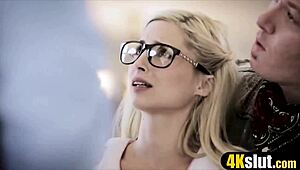 Jak drobna blond Piper Perri radzi sobie z podwójnym analem w słodkim trójkącie z gwiazdami porno?