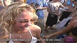 Izpostavljanje joškov in pičk v bikiniju na texaški pomladanski zabavi na plaži