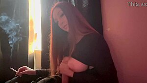 tu veux voir Artemisia faire rebondir ses gros seins sur gode en fumant