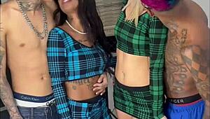 primeira vez na troca de casal com novinhos e novinhas anal fingering in public park